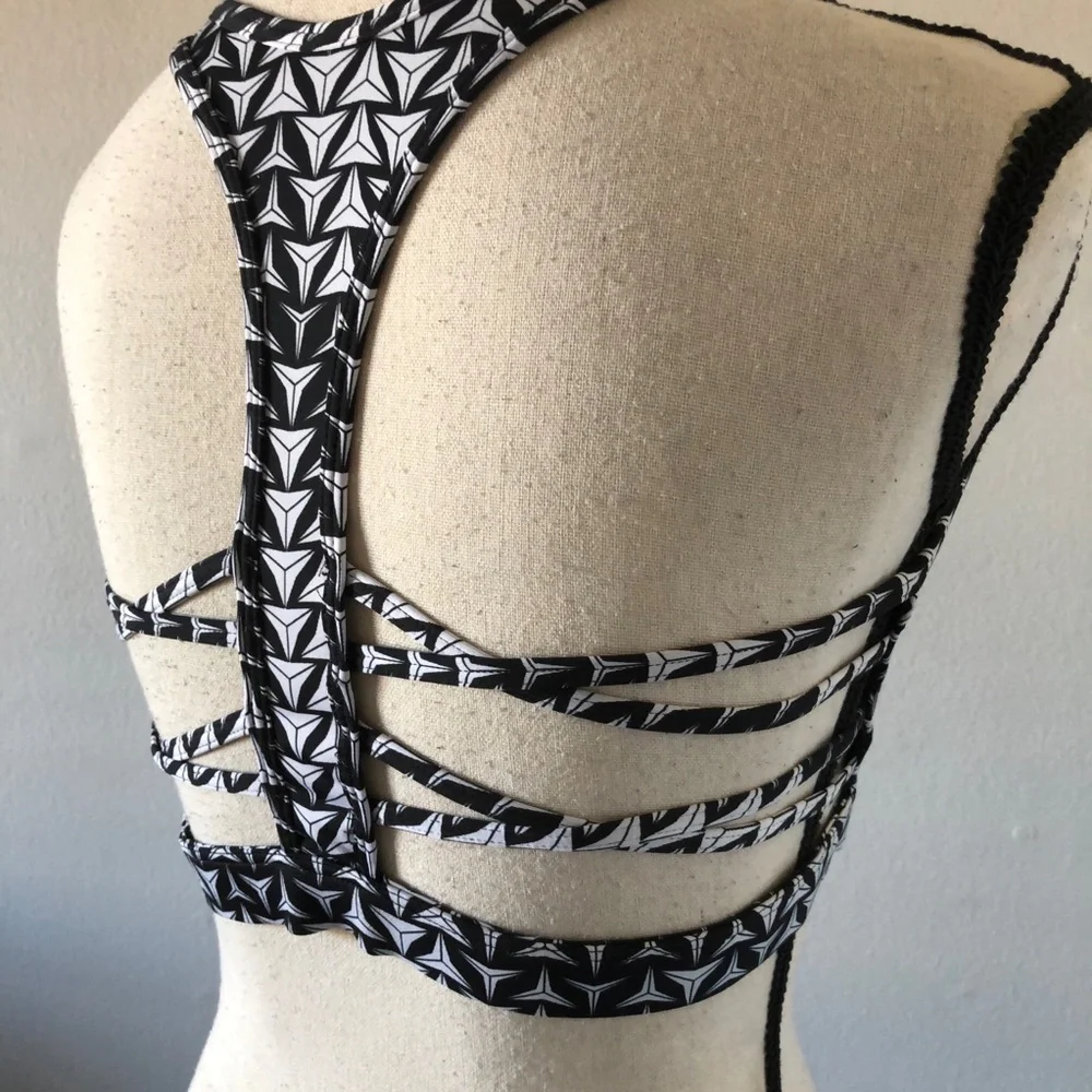 VICTORIA SPORT geometric triangular print and a distinctive strappy racerback| M